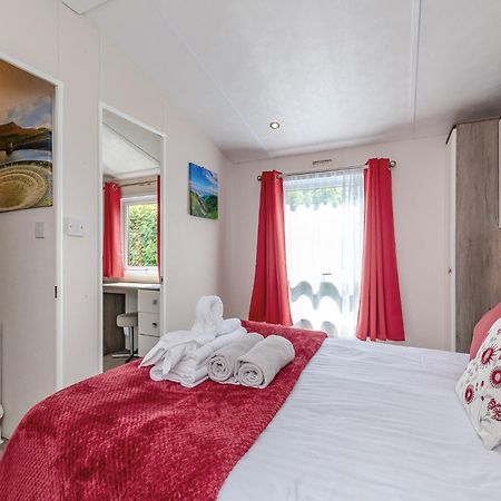 Longnor Wood Holiday Park Екстер'єр фото
