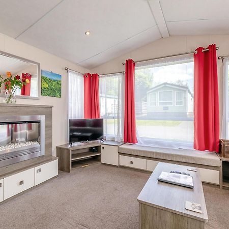 Longnor Wood Holiday Park Екстер'єр фото