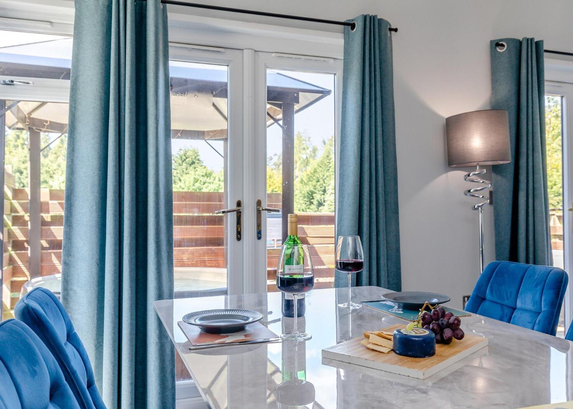 Longnor Wood Holiday Park Екстер'єр фото